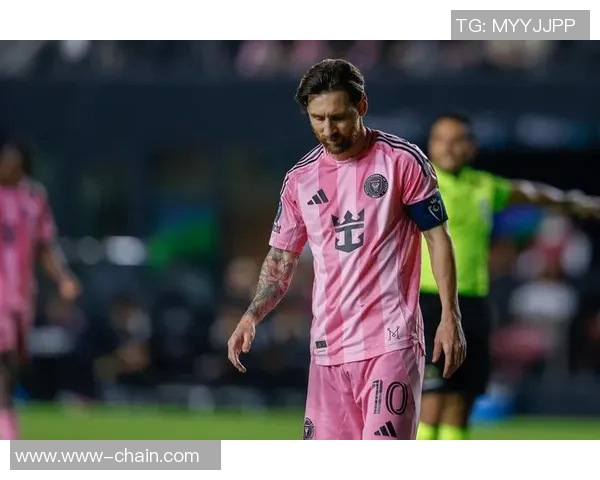 黑人足球明星展现强健肌肉魅力引发全球关注与热议